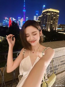 唐艺昕晒夜景美照 穿吊带裙开心比耶