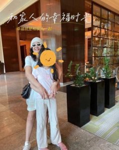 张兰晒与孙女合照 9 岁小玥儿已经长到张兰下巴位置