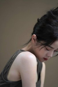 欧阳娜娜酷飒美拉德妆容 小秀性感