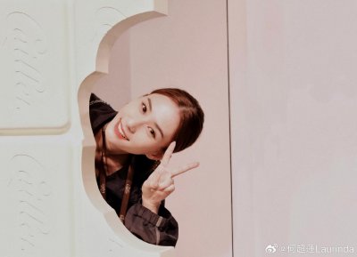 何超莲晒旅行随拍 歪头比耶活力满满