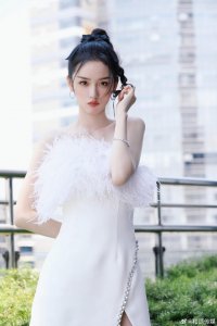 周也穿羽毛裙肩颈线优越 扎麻花辫俏皮灵动