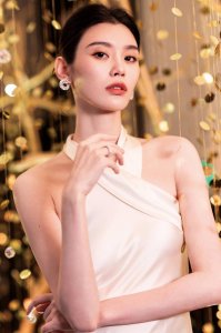 奚梦瑶穿白色缎面长裙出席活动 优雅大气