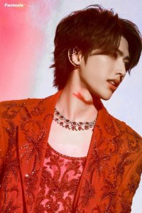 蔡徐坤风波后开唱现场鞠躬道歉 点赞粉丝合唱生日歌视频