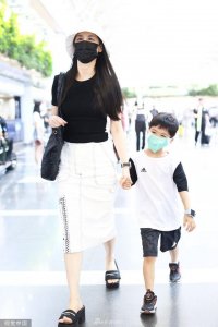 黄圣依带小儿子现身机场 一路牵着安麟小手画面温馨
