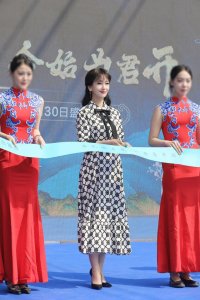 赵雅芝黑白印花连衣裙造型出席活动 69 岁依然美如少女