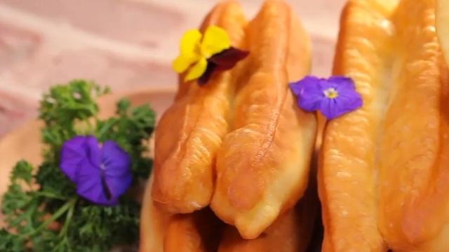 如何炸油条又脆又蓬松家庭版（在家炸油条原来这么简单）(7)