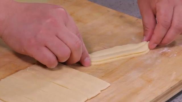 如何炸油条又脆又蓬松家庭版（在家炸油条原来这么简单）(15)