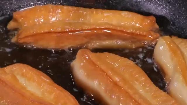 如何炸油条又脆又蓬松家庭版（在家炸油条原来这么简单）(16)