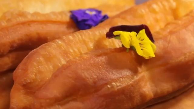 如何炸油条又脆又蓬松家庭版（在家炸油条原来这么简单）(18)