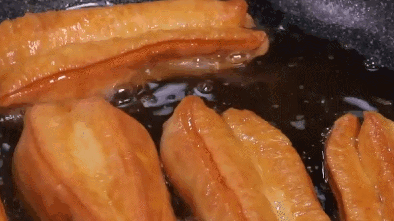 如何炸油条又脆又蓬松家庭版（在家炸油条原来这么简单）(5)