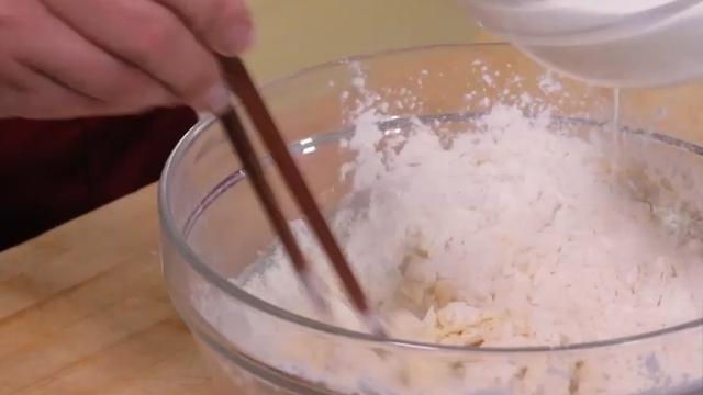 如何炸油条又脆又蓬松家庭版（在家炸油条原来这么简单）(10)