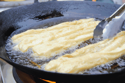 ​如何炸油条又脆又蓬松家庭版（在家炸油条原来这么简单）