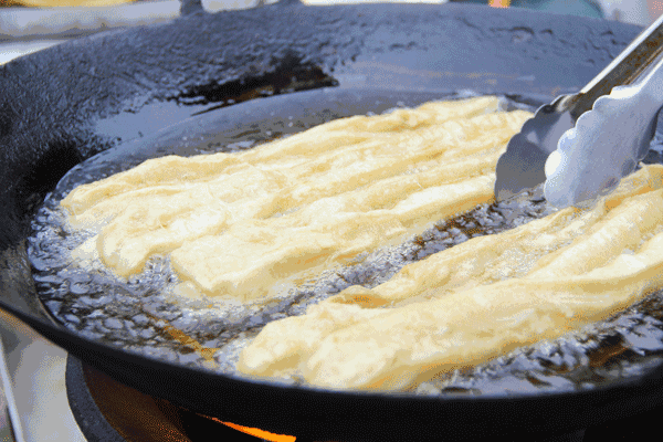 如何炸油条又脆又蓬松家庭版（在家炸油条原来这么简单）(1)