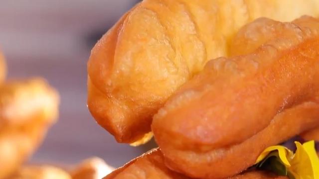 如何炸油条又脆又蓬松家庭版（在家炸油条原来这么简单）(6)