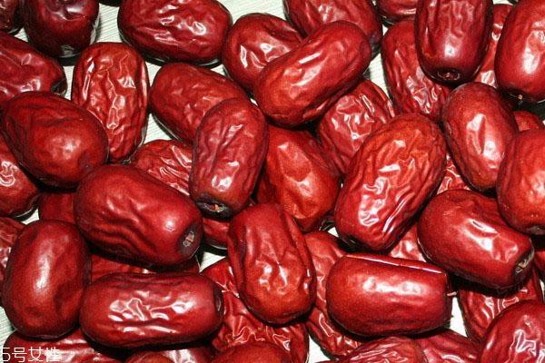 大枣颜色已变黑能吃吗 变质或虫蛀不能吃 大枣颜色已变黑能吃吗 变质或虫蛀不能吃