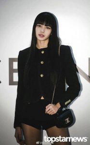 BLACK PINK Lisa这个黑长直生图简直是富江本人