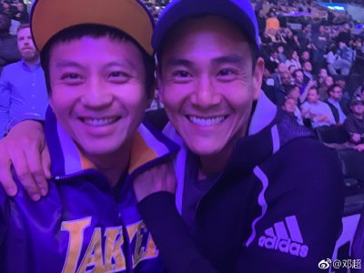 邓超和彭于晏现身斯台普斯中心看湖人比赛了啊彭于晏不知道是谁的粉