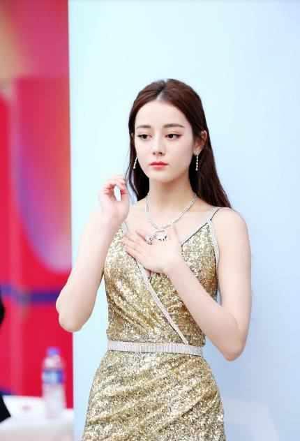 迪丽热巴 穿金色深V长裙,真是豁出去了,真是好美啊!