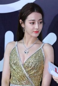 迪丽热巴 穿金色深V长裙,真是豁出去了,真是好美啊!