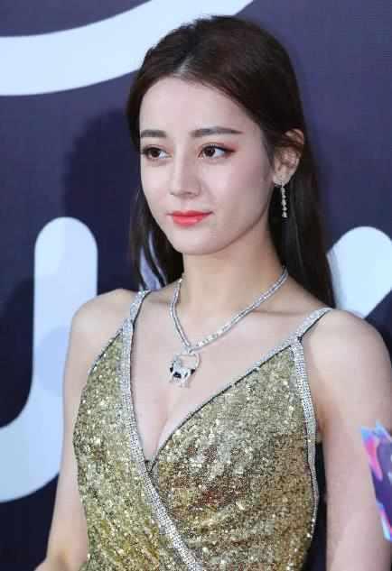 迪丽热巴 穿金色深V长裙,真是豁出去了,真是好美啊!
