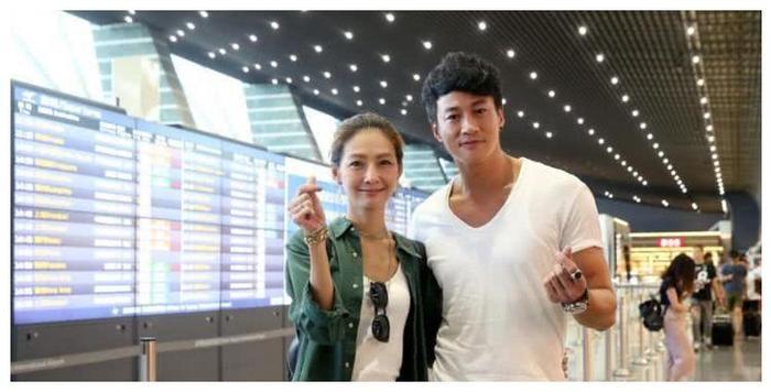 何润东爆照，与娇妻现身机场，二人甜蜜撒狗粮