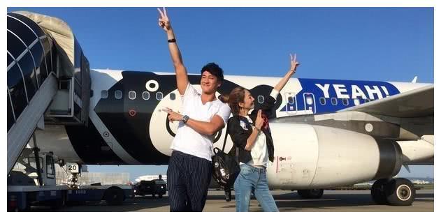 何润东爆照，与娇妻现身机场，二人甜蜜撒狗粮