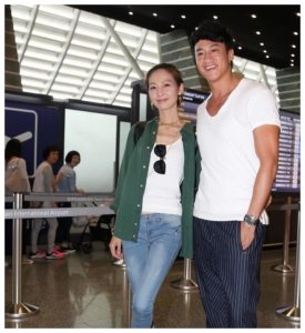 何润东爆照,与娇妻现身机场,二人甜蜜撒狗粮