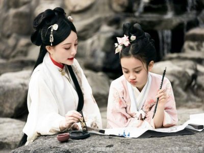 李小璐在微博上晒和女儿甜馨的汉服照……