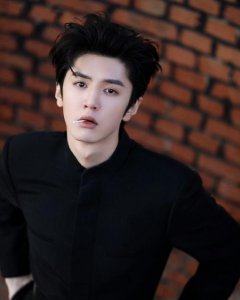 陈哲远微博之夜造型图来啦~ 真的很帅!头发全都弄到后面了!