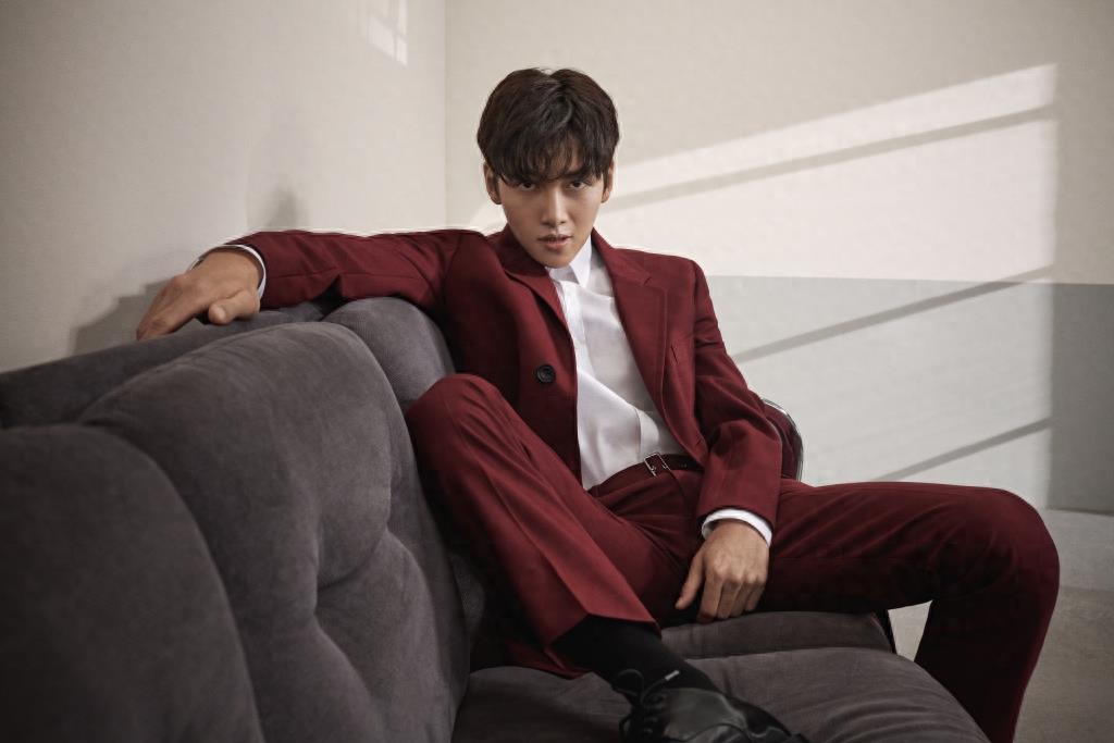 韩国艺人池昌旭帅气图片