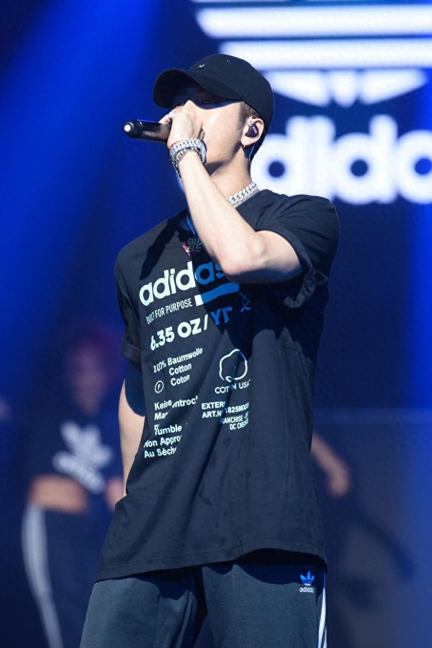 王嘉尔和鹿晗一起参加活动，二人身高成迷