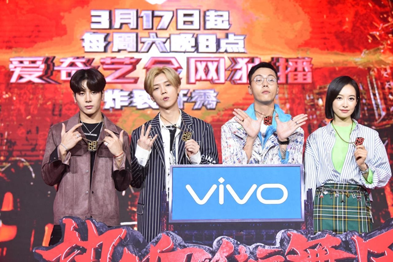 王嘉尔和鹿晗一起参加活动，二人身高成迷