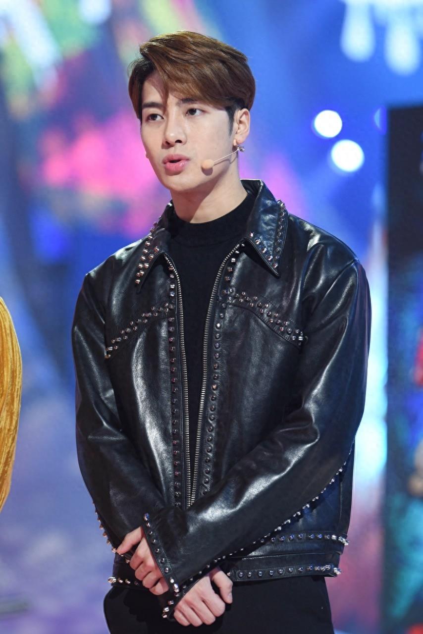 王嘉尔和鹿晗一起参加活动，二人身高成迷