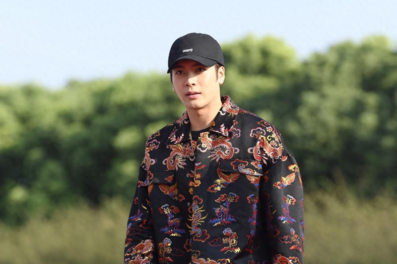 王嘉尔和鹿晗一起参加活动，二人身高成迷