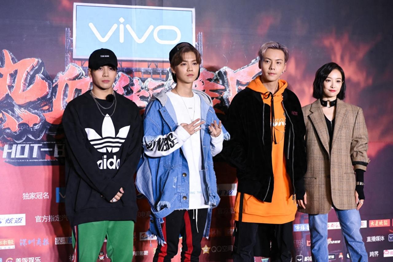 王嘉尔和鹿晗一起参加活动，二人身高成迷