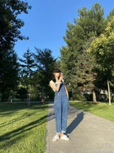 迪丽热巴分享日常随拍美照 对镜甜笑比耶活力满分