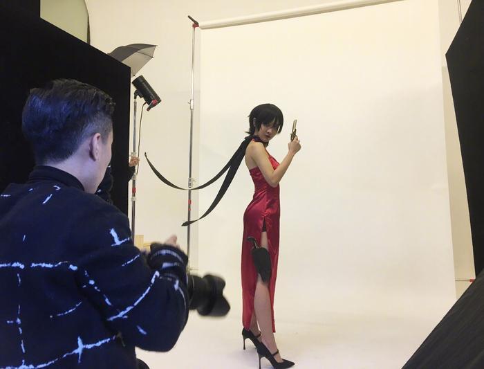 陈一发儿微博发工作照 神还原COS《生化危机》艾达王秀大长美腿