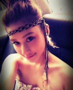 ​何猷启宣布已婚，姐姐何超莲单身晒半裸玉背照