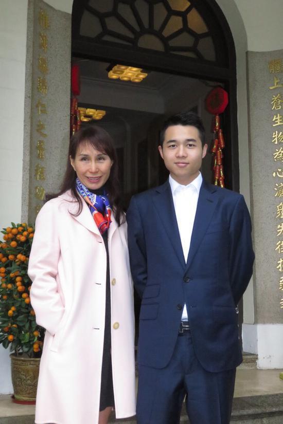 何猷启宣布已婚,姐姐何超莲单身晒半裸玉背照