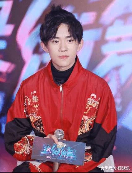 易烊千玺自曝10天练8块腹肌, 说出方法让人笑哭, 网友: 长见识了