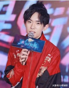 易烊千玺自曝10天练8块腹肌, 说出方法让人笑哭, 网友: 长见识了