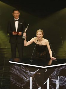 ​陪跑20多年，50岁的郑秀文终于拿影后！唱我等到花儿也谢了