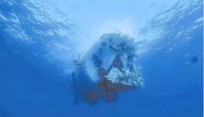 ​“蛟龙号”实验时与母船失联，数名“蛙人”跃入水中冒死抢救