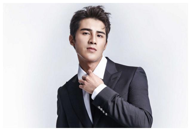 他唱歌多年不红，因颜值被郭敬明提携，是最爱哭的小鲜肉！