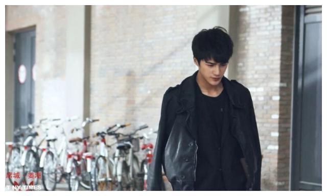 他唱歌多年不红，因颜值被郭敬明提携，是最爱哭的小鲜肉！