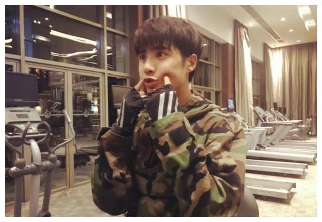 他唱歌多年不红，因颜值被郭敬明提携，是最爱哭的小鲜肉！