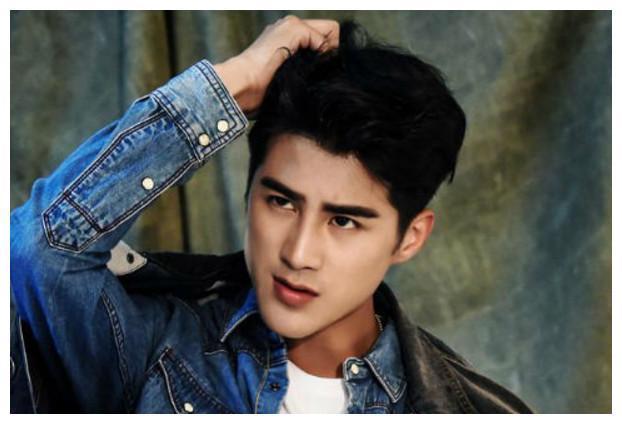 他唱歌多年不红，因颜值被郭敬明提携，是最爱哭的小鲜肉！