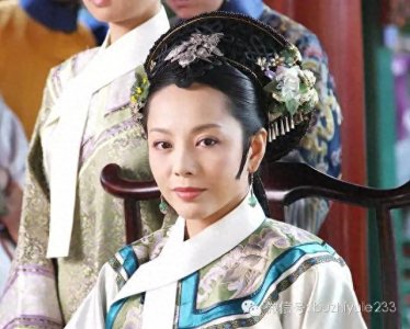 ​她是邓超同学，因《甄嬛传》敬妃走红，曾患抑郁至今40岁未婚