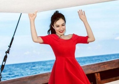 ​她是最美美人鱼，嫁给小12岁老公张伦硕，为爱情50岁冒险求子