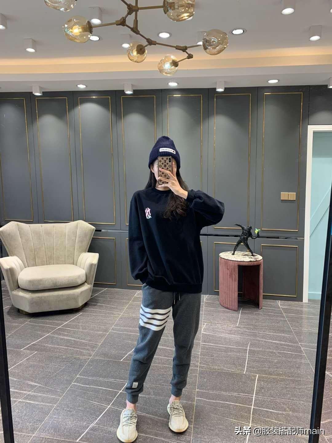 灰色西裤配什么颜色好看衣服(灰色裤子最佳配色表)